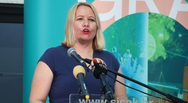 02.06.2023.,Sisak - Povodom Dana grada odrzana je svecana sjednica Gradskog vijeca na kojoj su dodijeljene nagrade, pohvale i zahvalnice najzasluznijim gradjanima za dostignuca u protekloj godini.
Prema odluci Gradskog vijeca, Godisnje nagrade su primili Silvije Vadla za postignuca na podrucju kulture, odnosno scenske i filmske umjetnosti, akademski slikar Alem Biocic za podrucje likovne i primijenjene umjetnosti, te lva Duzic za knjizevnost i knjiznicarstvo za djecu i mlade.
Pohvale Grada Siska dobili su lvana Tkalcic za rezultate na podrucju likovne umjetnosti, Milorad Galic za podrucje medicine, te Igor Lisec za izuzetnu hrabrost i pozrtvovanje prilikom spacavanja ljudskog života. Zahvalnice su dodijeljene Sanji Basta i Vesni Majdandzic za doprinos na podrucju odgoja i obrazovanja.Gradonacelnica Kristina Ikic Banicek. Photo: Nikola Cutuk/PIXSELL