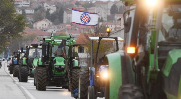 02.12.2023., Drnis - Udruga Hrvatski krski pasnjaci, uz potporu stranke Javnog dobra, organizira prosvjed u znak potpore seljacima u Slavoniji. Photo: Hrvoje Jelavic/PIXSELL
