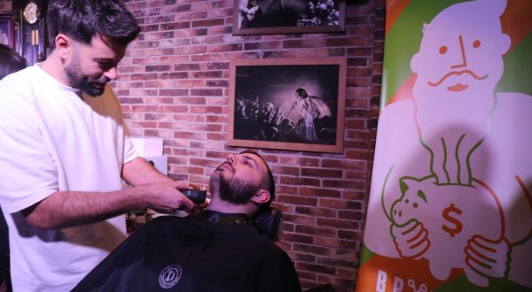 02.11.2023.,Split - Brojni gradjani okupili se na 7. bradatoj aukciji, u sklopu koje su osim brijanja natjecatelji mogli sudjelovati i bogatom programu medju kojima u utrci Bradata mlilja i Bradatoj utrci motorista. Photo: Ivo Cagalj/PIXSELL