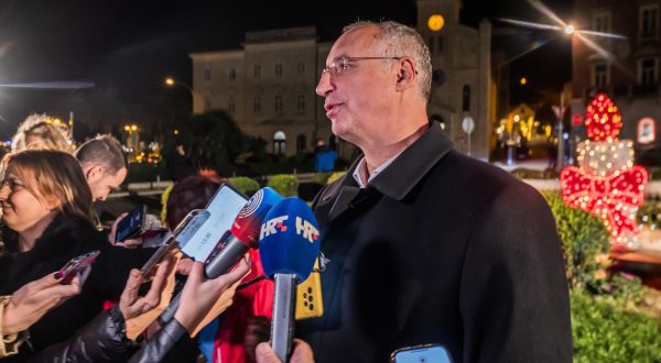 02.12.2023., Split - Gradonacelnik Ivica Puljak, direktorica splitske Turisticke zajednice Alijana Vuksic i fra Martin Jakovic, zupnik i gvardijan Samostana sv. Frane, zapalili su prvu svijecu na adventskom vijencu kraj fontane na Rivi, cime su sluzbeno otvorili Splitski Advent.
 Photo: Zvonimir Barisin/PIXSELL