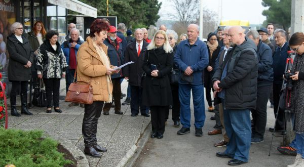 03.01.2023., Pula - Povodom 76. obljetnice pogibije trojice radnika danasnje Brionke, na spomen obiljezju ispred tvornice, predstavnici Grada Pule, te Udruge antifasistickih boraca i antifasista Grada Pule, postavili su vijence. Lino Mariani, Antonio Salgari i Mario Lussi, pulski su antifasisti, stradali 1947. godine, kada su zivote izgubili u sukobu s vojnim snagama anglo-americke uprave, pokusavajuci sprijeciti odnosenje strojeva iz tadasnjeg elektromlina Sansa, u Italiju. Photo: Sasa Miljevic/PIXSELL