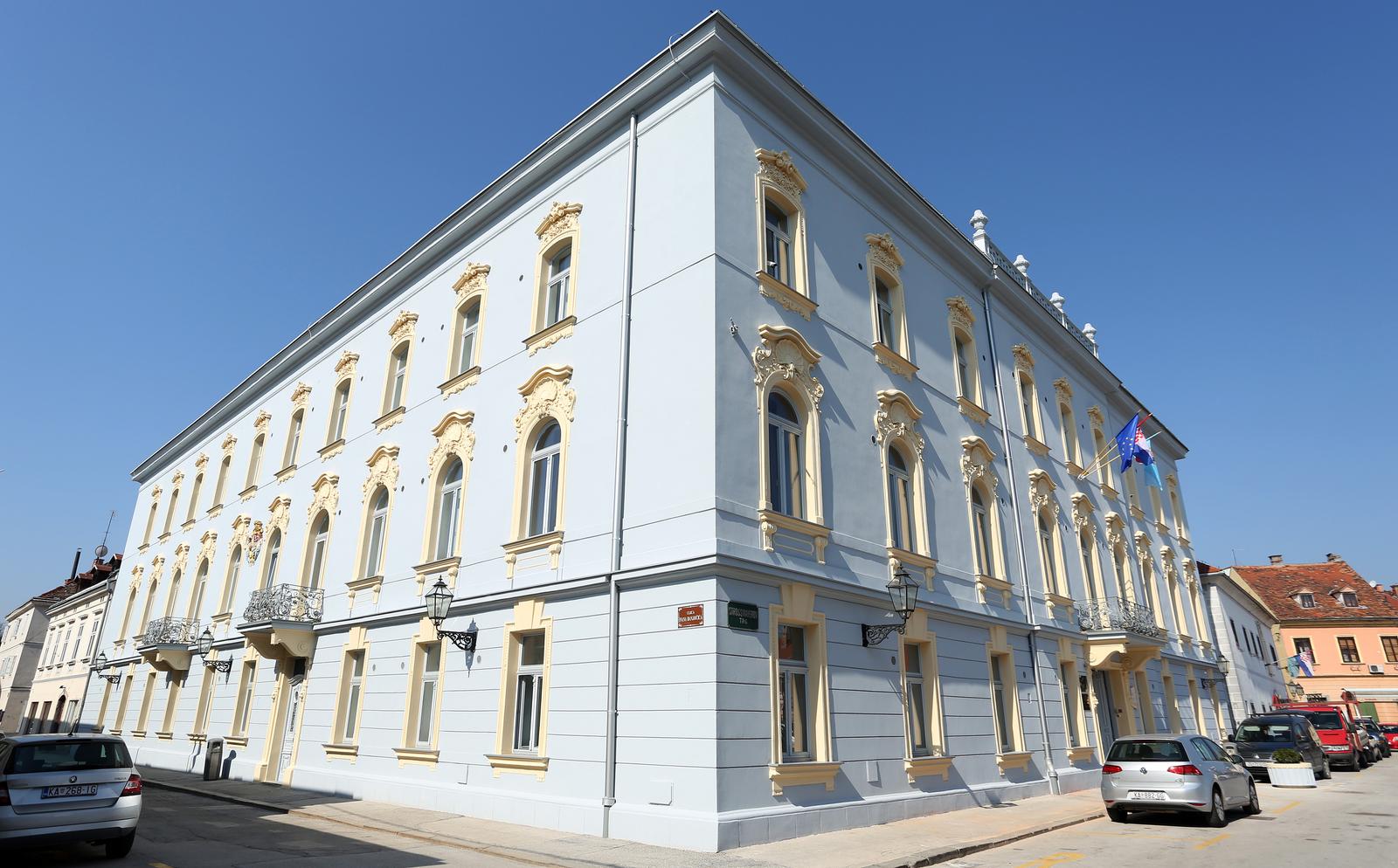 03.04.2020., Karlovac - U sklopu energetske obnove na zgradi gradske uprave postavljena je nova fasada. Photo: Kristina Stedul Fabac/PIXSELL