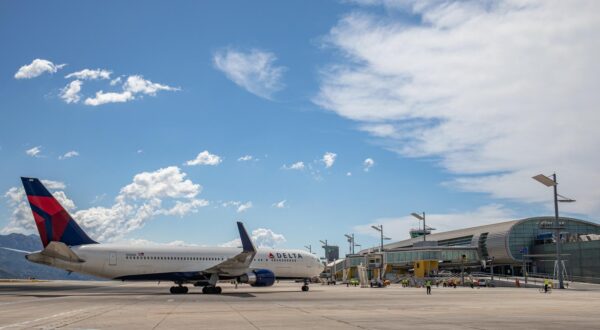 03.07.2021., Zracna luka Dubrovnik, Konavle - Prvi avion Delta Airlinesa sletio je jutros iz New Yorka, tocnije iz zracne luke JFK, u Zracnu luku Dubrovnik. Uz liniju United Airlinesa, ciji je prvi avion jucer sletio na dubrovacki aerodrom, Delta Air Lines do jeseni bi trebala povezivati Dubrovnik s SAD-om. Avioni obje kompanije prema Dubrovniku ce letjeti po cetiri puta tjedno.rPhoto: Grgo Jelavic/PIXSELL