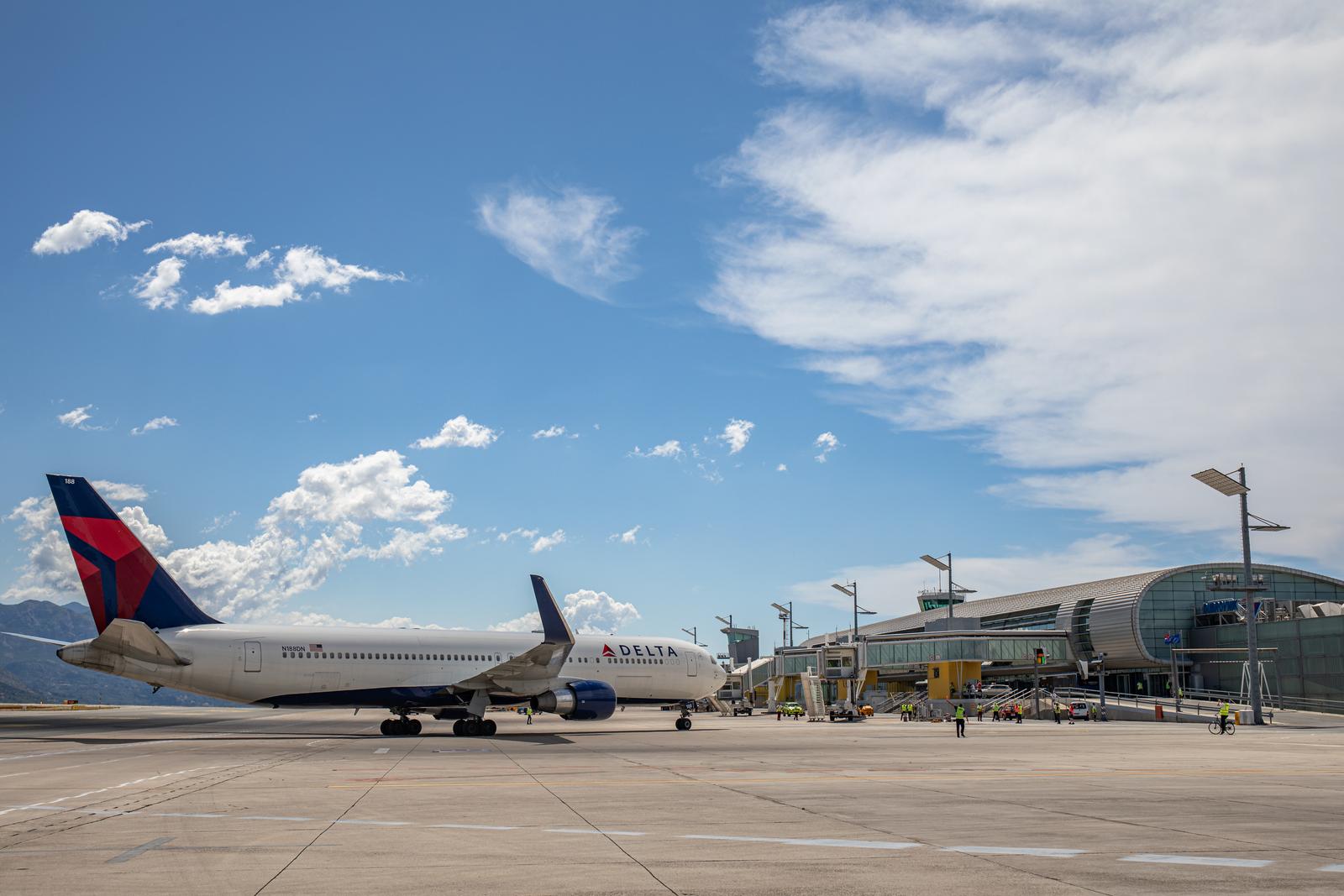 03.07.2021., Zracna luka Dubrovnik, Konavle - Prvi avion Delta Airlinesa sletio je jutros iz New Yorka, tocnije iz zracne luke JFK, u Zracnu luku Dubrovnik. Uz liniju United Airlinesa, ciji je prvi avion jucer sletio na dubrovacki aerodrom, Delta Air Lines do jeseni bi trebala povezivati Dubrovnik s SAD-om. Avioni obje kompanije prema Dubrovniku ce letjeti po cetiri puta tjedno.rPhoto: Grgo Jelavic/PIXSELL