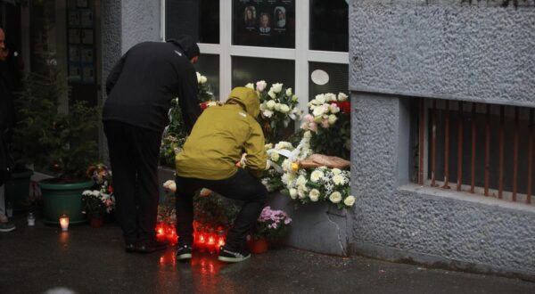 03, November, 2023, Belgrade - Six months since the tragedy at Vladislav Ribnikar Elementary School - balloons, flowers and saints were released in front of the entrance to the school. Photo: Milos Tesic/ATAImages

03, novembar 2023, Beograd - Sest meseci od tragedije u  Osnovnoj skoli Vladislav Ribnikar - pusteni baloni, cvece i svece ispred ulaza u skolu. Photo: Milos Tesic/ATAImages Photo: Milos Tesic/ATA Images/PIXSELL