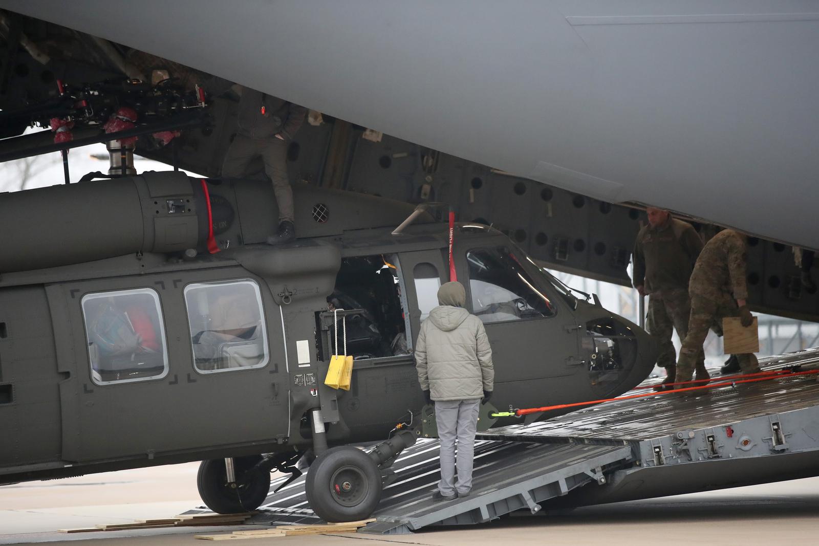 03.12.2022., Zagreb - Medjunarodna zracna luka "dr. Franjo Tudjman". Prihvat dva helikoptera UH-60M Black Hawk iz projekta opremanja Oruzanih snaga Republike Hrvatske koji je zapoceo u prosincu 2018. godine u suradnji s Vladom SAD-a. Photo: Slavko Midzor/PIXSELL