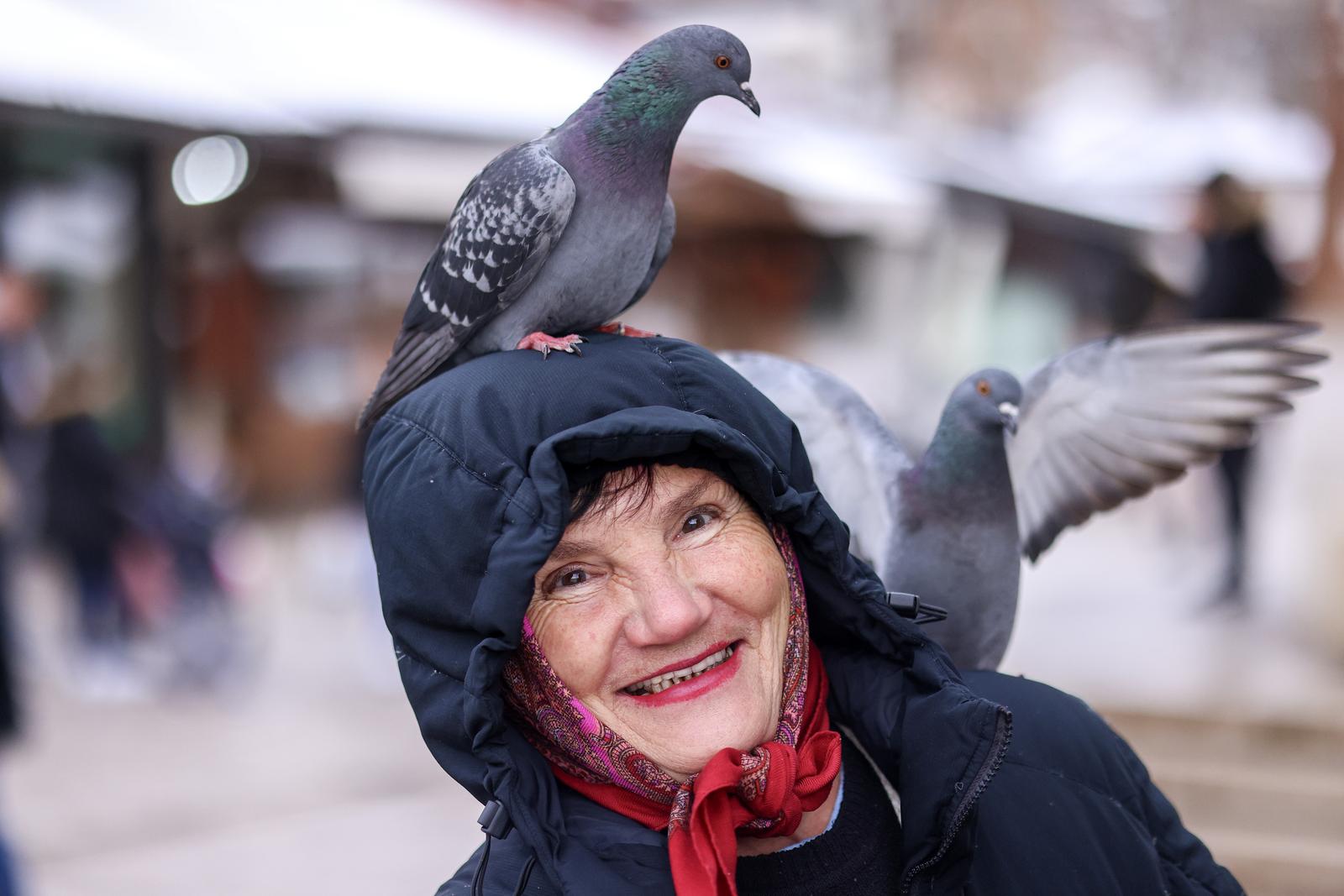 03.12.2023., Sarajevo, Bosna i Hercegovina - Turisti i gradjani u igri sa golubovima na sarajevskoj Bascarsiji. Photo: Armin Durgut/PIXSELL