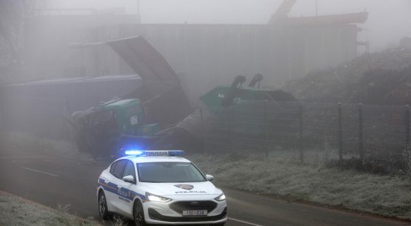 04.12.2023.,Zagreb - Jutros je na Jakusevcu doslo do novog odrona smeca, a ozlijedjene su dvije osobe.Od 7. 55 sati zatvorena je Sajmisna cesta od Micevca do Jakusevca u smjeru zapada, amjesto dogadjaja je osigurano Photo: Luka stanzl/PIXSELL