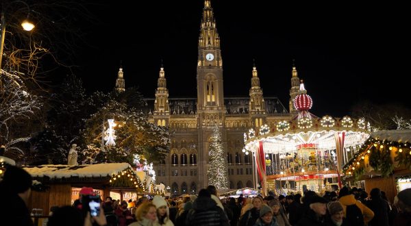 03.12.2023., centar grada, Bec (Austria) – Advent u Becu, glavnom gradu Austrije, jedan je od najljepsih i najposjecenijih u cijeloj Europi. Jedan od vrhunaca beckog adventa svakako je bozicni sajam na trgu Rathausplatz.   Photo: Dejan Rakita/PIXSELL