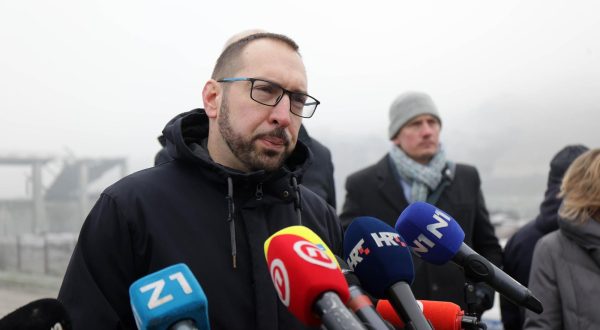 04.12.2023.,Zagreb - Jutros je na Jakusevcu doslo do novog odrona smeca, a ozlijedjene su dvije osobe.Od 7. 55 sati zatvorena je Sajmisna cesta od Micevca do Jakusevca u smjeru zapada, amjesto dogadjaja je osigurano.Tomislav Tomasevic sa suradnicima je stigao na Jakusevac te se obratio medijima Photo: Luka stanzl/PIXSELL