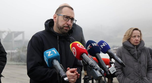 04.12.2023.,Zagreb - Jutros je na Jakusevcu doslo do novog odrona smeca, a ozlijedjene su dvije osobe.Od 7. 55 sati zatvorena je Sajmisna cesta od Micevca do Jakusevca u smjeru zapada, amjesto dogadjaja je osigurano.Tomislav Tomasevic sa suradnicima je stigao na Jakusevac te se obratio medijima Photo: Luka stanzl/PIXSELL