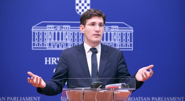 04.12.2023., Zagreb - Na konferenciji za medije Kluba zastupnika Mosta odrzanoj u Saboru o temi: „Imaju li HEP-ove donacije prema opcini Jelsa veze s Barbaricevom nelegalnom vilom na Hvaru?“ govorio je zastupnik Zvonimir Troskot.
 Photo: Patrik Macek/PIXSELL