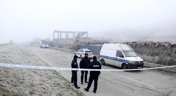 04.12.2023.,Zagreb - Jutros je na Jakusevcu doslo do novog odrona smeca, a ozlijedjene su dvije osobe..Od 7. 55 sati zatvorena je Sajmisna cesta od Micevca do Jakusevca u smjeru zapada, amjesto dogadjaja je osigurano Photo: Emica Elvedji/PIXSELL