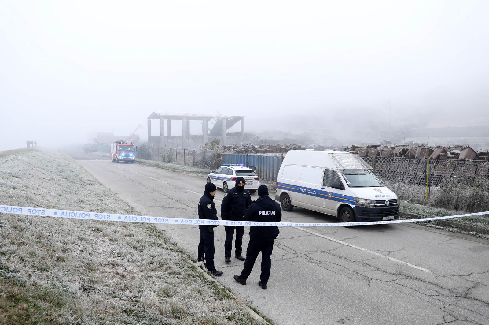 04.12.2023.,Zagreb - Jutros je na Jakusevcu doslo do novog odrona smeca, a ozlijedjene su dvije osobe..Od 7. 55 sati zatvorena je Sajmisna cesta od Micevca do Jakusevca u smjeru zapada, amjesto dogadjaja je osigurano Photo: Emica Elvedji/PIXSELL