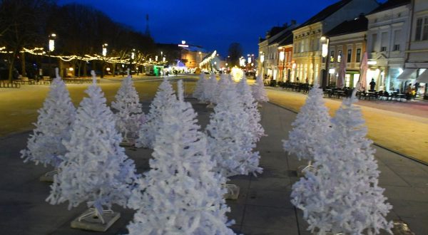04.12.2023., Koprivnica - Srediste grada sjaji  u blagdanskom ozracju jer je pocela adventska manifestacija 'Koprivnicka bajka'  Photo: Damir Spehar/PIXSELL