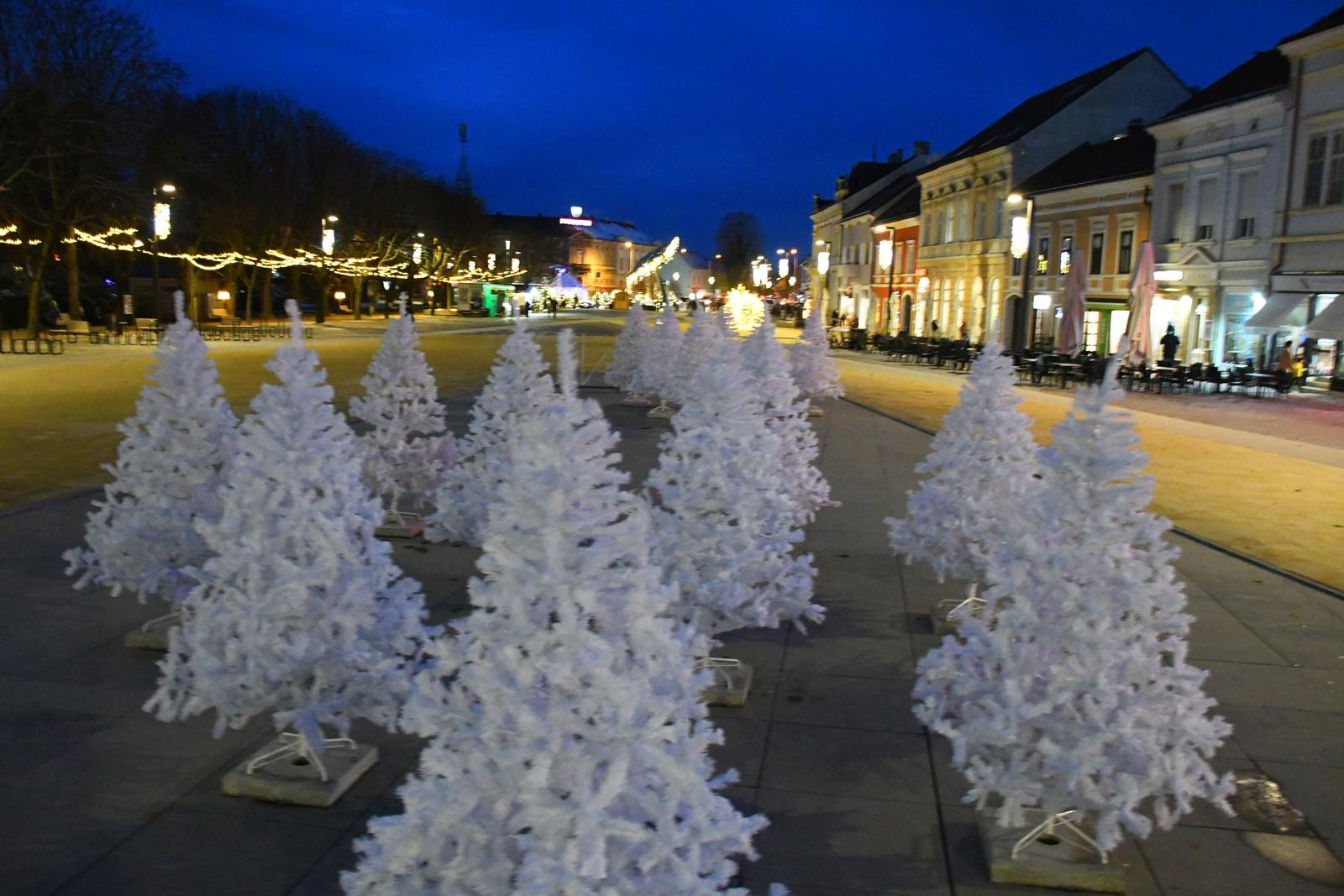 04.12.2023., Koprivnica - Srediste grada sjaji  u blagdanskom ozracju jer je pocela adventska manifestacija 'Koprivnicka bajka'  Photo: Damir Spehar/PIXSELL