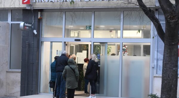 05.01.2023., Sibenik - Guzve ispred Hrvatske postanske banke.
 Photo: Hrvoje Jelavic/PIXSELL