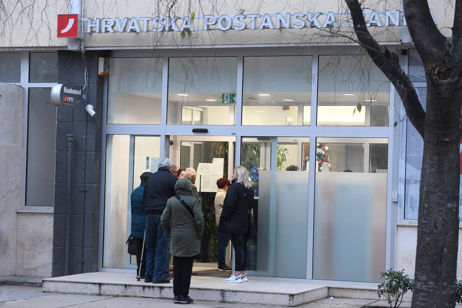 05.01.2023., Sibenik - Guzve ispred Hrvatske postanske banke.
 Photo: Hrvoje Jelavic/PIXSELL