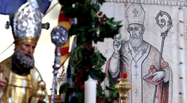 05.12.2020., Sibenik - Crkvicu sv. Nikole na samoj obali mora, podignuli su Sibencani, pomorci svom svecu u 17. stoljecu. Sazidali su je sibenski kalafati i pomorci ufajuci se u svetog Nikolu ne bi li im omeksao kruh sa sedam kora. Crkva je otvorena samo na blagdan sv. Nikole. Zovu je i zavjetnom crkvom pomoraca jer je puna zavjetnih darove koje su donosili pomorci nakon prezivjelih kalvarija. Najstariji zavjetni poklon je brod Lapena koji je u crkvi skoro 300 godina. Takvih i slicnih brodova, jedrenjaka ima 30-ak. Tradicija zavjetnih poklona traje i danas.rrPhoto: Dusko Jaramaz/PIXSELL