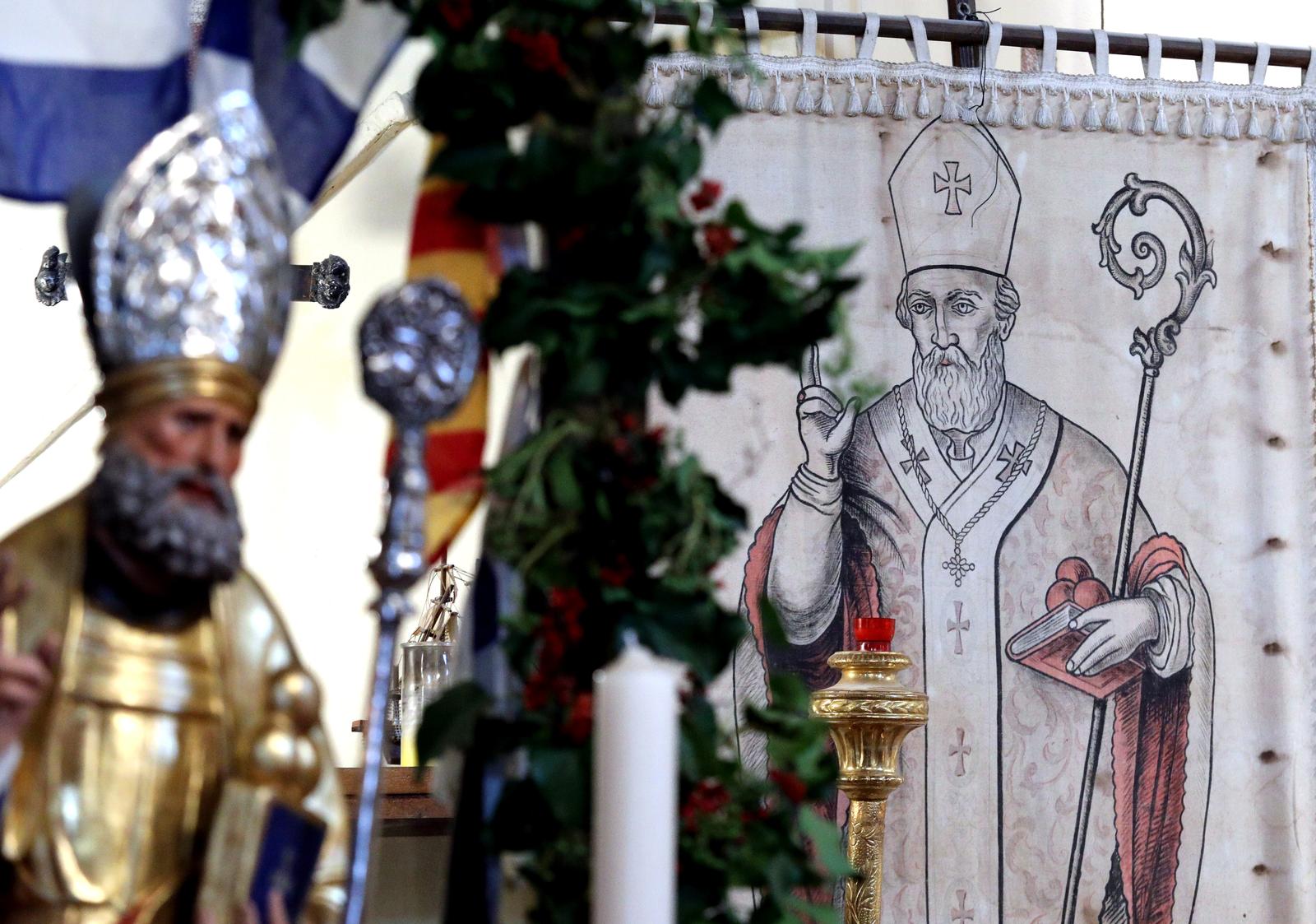 05.12.2020., Sibenik - Crkvicu sv. Nikole na samoj obali mora, podignuli su Sibencani, pomorci svom svecu u 17. stoljecu. Sazidali su je sibenski kalafati i pomorci ufajuci se u svetog Nikolu ne bi li im omeksao kruh sa sedam kora. Crkva je otvorena samo na blagdan sv. Nikole. Zovu je i zavjetnom crkvom pomoraca jer je puna zavjetnih darove koje su donosili pomorci nakon prezivjelih kalvarija. Najstariji zavjetni poklon je brod Lapena koji je u crkvi skoro 300 godina. Takvih i slicnih brodova, jedrenjaka ima 30-ak. Tradicija zavjetnih poklona traje i danas.rrPhoto: Dusko Jaramaz/PIXSELL