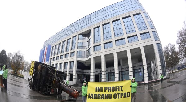 05.12.2023., Zagreb - Performans Greenpeacea ispred zgrade INA-e povodom 3. obljetnice potonuca platforme Ivana D. Photo: Igor Soban/PIXSELL