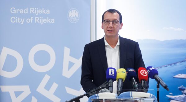 5.12.2023., Rijeka - Prezentacija projektnog koncepta multifunkcionalnog kompleksa Stadiona Kantrida. Na kojoj su sudjelovali gradonacelnik Marko Filipovic, primorsko-goranski zupan Zlatko Komadina, potpredsjednik Vlade i ministar mora, prometa i infrastrukture Oleg Butkovic, predsjednik HNK Rijeke Damir Mišković i arhitekt Sinisa Zdjelar. Photo: Nel Pavletic/PIXSELL