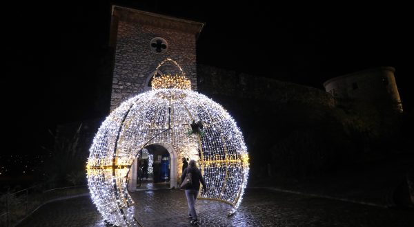05.12.2023., Rijeka - Advent na Gradini privlaci mnogobrojne posjetitelje. 12 kilometara lampica obasjava Trsatsku gradinu.  Photo: Goran Kovacic/PIXSELL