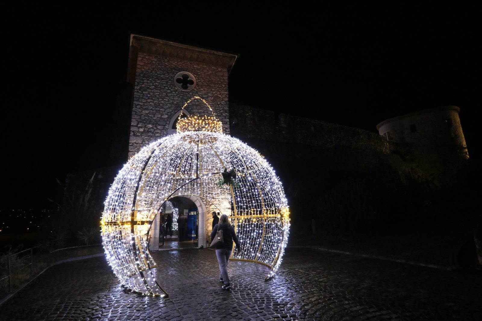 05.12.2023., Rijeka - Advent na Gradini privlaci mnogobrojne posjetitelje. 12 kilometara lampica obasjava Trsatsku gradinu.  Photo: Goran Kovacic/PIXSELL