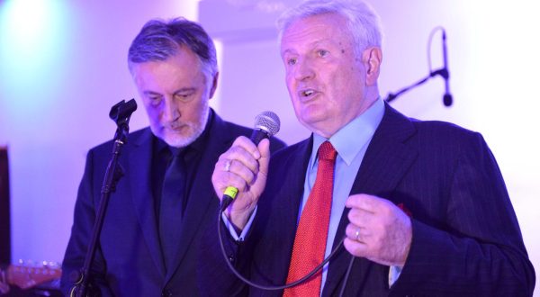 05.12.2023., Klub Sumica, Sesvete, Zagreb - Predstavljanje reizdanja legendarnog albuma "Milo moje", Miroslava Skore i svecano potpisivanjeugovora o poslovnoj suradnji. Miroslav Skoro i Ivica Todoric pjevaju "Sude mi." Photo: Josip Mikacic/PIXSELL