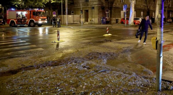 06.04.2023., Zagreb - Na raskrizju Vodovodne ulice i Ulice grada Mainza doslo je do puknuca vodovodne cijevi koja je poplavila prometnice i nogostupe. Photo: Zeljko Hladika/PIXSELL