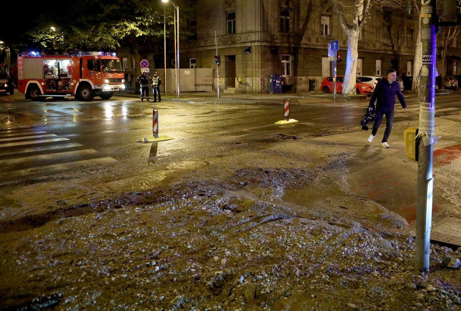 06.04.2023., Zagreb - Na raskrizju Vodovodne ulice i Ulice grada Mainza doslo je do puknuca vodovodne cijevi koja je poplavila prometnice i nogostupe. Photo: Zeljko Hladika/PIXSELL