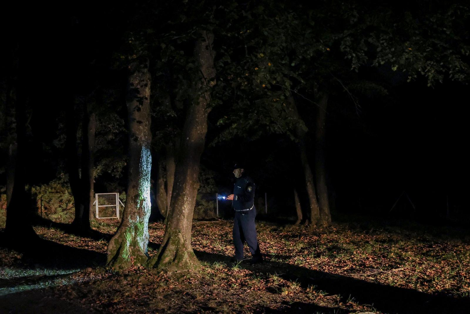 04.10.2023., Bihac, Bosna i Hercegovina - Nocna patrola pripadnika Granicne policije BiH i MUP-a Unsko-sanskog kantona u blizini granice sa Republikom Hrvatskom. Granicnoj policiji BiH nedostaje vise od 600 policijskih sluzbenika i unatoc tome, oni su ove godine odvratili vise od 4000 osoba od ilegalnog prelaska granice. Photo: Armin Durgut/PIXSELL