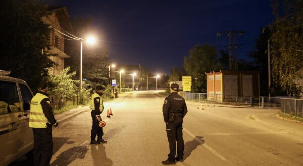 04.10.2023., Bihac, Bosna i Hercegovina - Nocna patrola pripadnika Granicne policije BiH i MUP-a Unsko-sanskog kantona u blizini granice sa Republikom Hrvatskom. Granicnoj policiji BiH nedostaje vise od 600 policijskih sluzbenika i unatoc tome, oni su ove godine odvratili vise od 4000 osoba od ilegalnog prelaska granice. Photo: Armin Durgut/PIXSELL