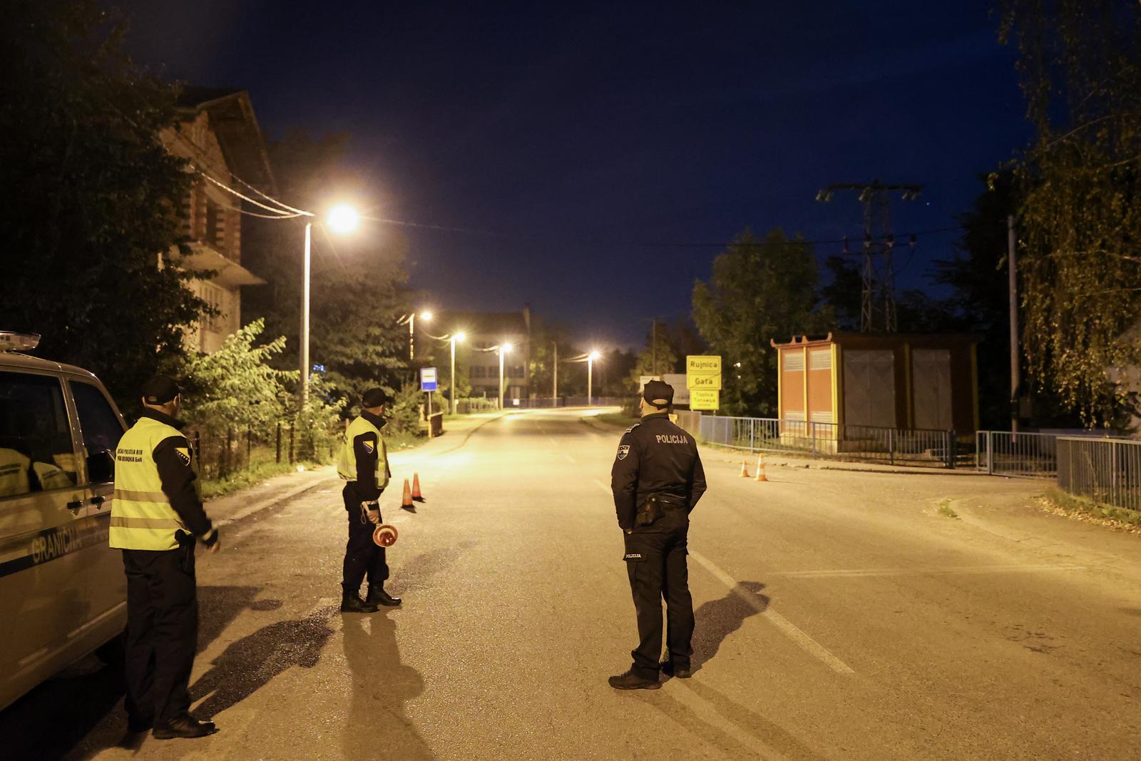 04.10.2023., Bihac, Bosna i Hercegovina - Nocna patrola pripadnika Granicne policije BiH i MUP-a Unsko-sanskog kantona u blizini granice sa Republikom Hrvatskom. Granicnoj policiji BiH nedostaje vise od 600 policijskih sluzbenika i unatoc tome, oni su ove godine odvratili vise od 4000 osoba od ilegalnog prelaska granice. Photo: Armin Durgut/PIXSELL