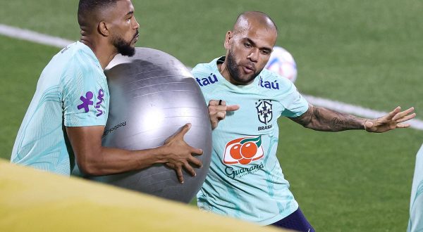 06.12.2022., Stadion Al Arabi SC, Doha, Katar - Trening Brazilske nogometne reprezentacije na Stadionu Al Arabi SC u Dohi na SP u Kataru da?? nakon pobjede nad Juznom Korejom i izborenim cetvrtfinalom protiv Hrvatske. Igraci koji su nastupili na jucerasnjoj utakmici dobili su postedu. Trening je protekao u lezernom tonu, a igraci su se podruzili sa svojom djecom na terenu. Trening je bio otvoren za gledatelje. Nakon treninga okupljenim navijacima igraci Brazila podjelili su autograme i omogucili pokoju fotografiju. Dani Alves. Photo: Goran Stanzl/PIXSELL