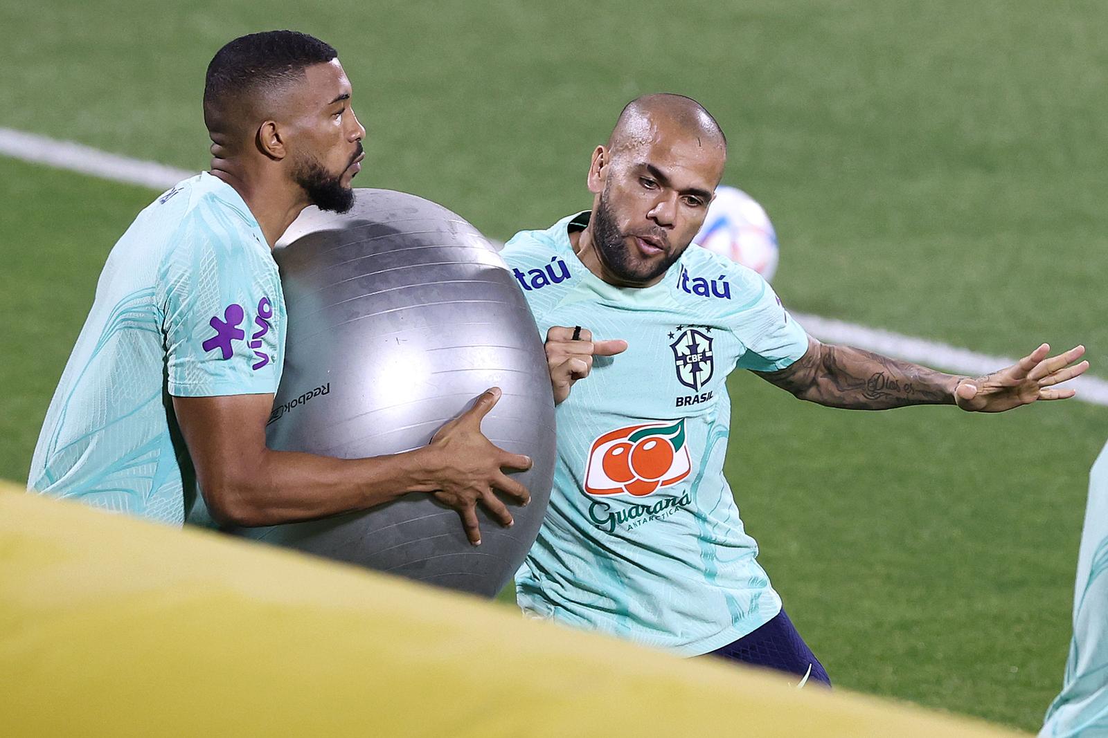 06.12.2022., Stadion Al Arabi SC, Doha, Katar - Trening Brazilske nogometne reprezentacije na Stadionu Al Arabi SC u Dohi na SP u Kataru da?? nakon pobjede nad Juznom Korejom i izborenim cetvrtfinalom protiv Hrvatske. Igraci koji su nastupili na jucerasnjoj utakmici dobili su postedu. Trening je protekao u lezernom tonu, a igraci su se podruzili sa svojom djecom na terenu. Trening je bio otvoren za gledatelje. Nakon treninga okupljenim navijacima igraci Brazila podjelili su autograme i omogucili pokoju fotografiju. Dani Alves. Photo: Goran Stanzl/PIXSELL