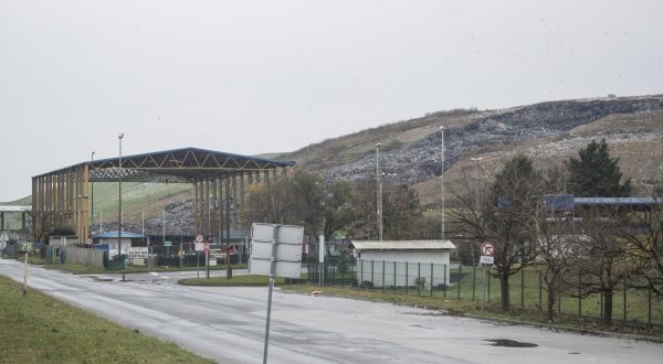 06.12.2023., Zagreb - Policijski  ocevid na odlagalistu otpada Jakusevcu jos uvijek traje nakon sto se prije dva dana dogodio novi odron smeca  u kojem su ozlijedjene dvije osobe. Photo: Zeljko Lukunic/PIXSELL