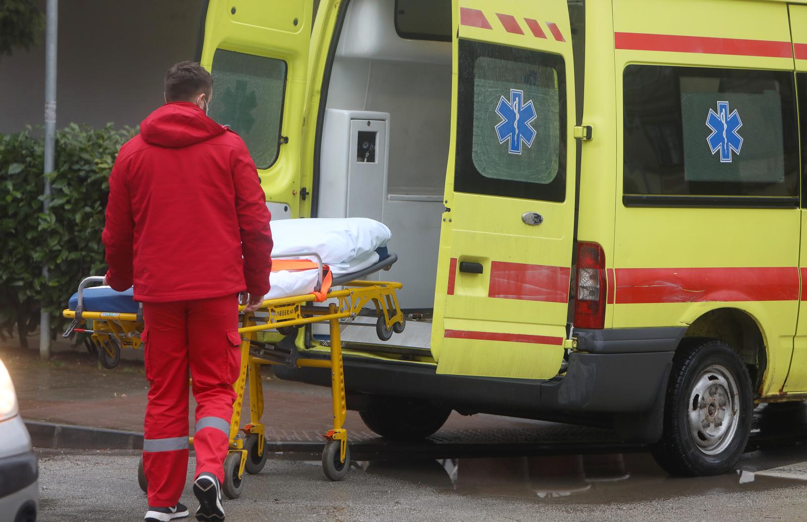 07.02.2022., Karlovac - Sanitetski prijevoz pacijenata. Photo: Kristina Stedul Fabac/PIXSELL