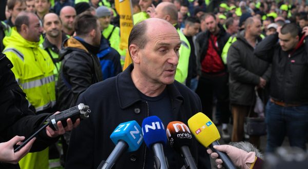 7.12.2022., Zagreb - Ispred ulaza u Holdingovu podruznicu Cistoca odrzan je prosvjed radnika koji traze vece place. Photo: Davorin Visnjic/PIXSELL