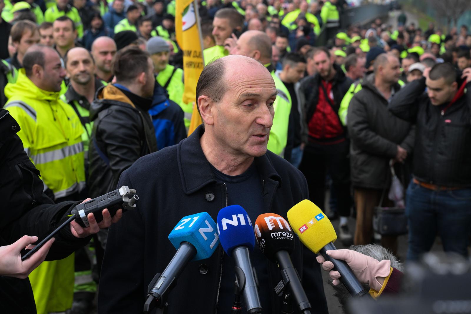 7.12.2022., Zagreb - Ispred ulaza u Holdingovu podruznicu Cistoca odrzan je prosvjed radnika koji traze vece place. Photo: Davorin Visnjic/PIXSELL