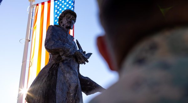 07.12.2023 Ljubuski -  Svecano otkrivenje spomenika Petru Hercegu Tonicu upriliceno je u cetvrtak 7. prosinca u Parku hrvatskih banova u Ljubuskom, na dan obljetnice napada na Pearl Harbor i njegove junacke smrti. Tijekom japanskog napada na flotu u Pearl Harboru 7. prosinca 1941. godine, zrtvujuci svoj zivot, spasio je zivote nekoliko stotina clanova posade americkog broda USS Utah. Proglasen je pocasnim gradjaninom americke drzave Utah, a ujedno je i nositelj najveceg americkog priznanja, Medalje casti. 
 Photo: Denis Kapetanovic/PIXSELL