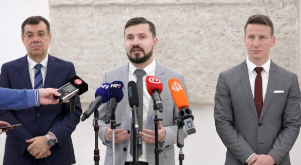 08.12.2022., Zagreb - Na konferenciji za medije Kluba zastupnika Fokusa, Reformista i nezavisnih zastupnika odrzanoj u Saboru o temi: "Uvodjenje poreza na ekstraprofit" govorili su Davor Nadji, Dario Zurovec i Damir Bajs. Photo: Patrik Macek/PIXSELL