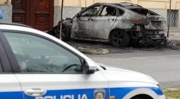 09.04.2023., Osijek - Automobil marke BMW zapalio se u centru grada. Photo: Dubravka Petric/PIXSELL