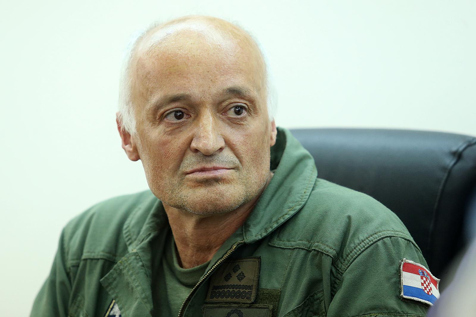 09.07.2014., Zagreb - Konferencija za medije Ministarstva obrane RH povodom medijskih napisa o remontu borbenih zrakoplova MiG-21 pristiglih iz ukrajinskog remontnog zavoda u Odesi. Glavni probni pilot HRZ-a, legendarni brigadir Ivan Selak prilikom probnog leta s jednim od MiG-ova , onog s brojem 134 popeo se na 13 km visine i potom poceo probijati zvucni zid pri cemu mu se ugasio motor MiG-a te je poceo padati da bi ipak uspio upaliti motor na 6 km visine i uspjesno prizemljiti avion. Brigadir Ivan Selak.rPhoto: Goran Stanzl/PIXSELL