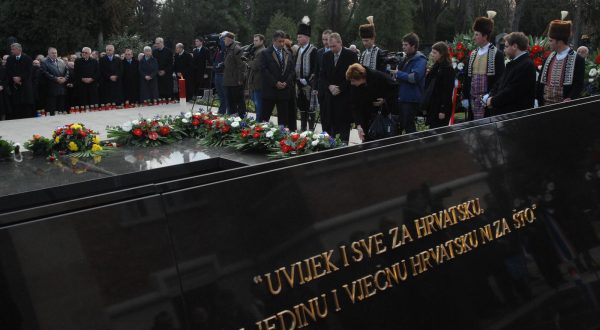 10.12.2009., Zagreb - Polaganje vijenaca na grob prvog hrvatskog predsjednika Franje Tudjmana na Mirogoju povodom 10. obljetnice njegove smrti. rPhoto: Davor Visnjic/PIXSELL