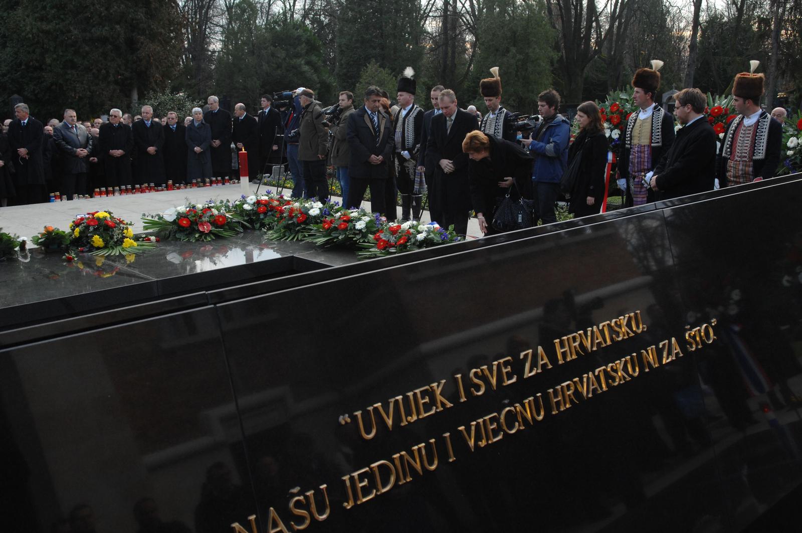 10.12.2009., Zagreb - Polaganje vijenaca na grob prvog hrvatskog predsjednika Franje Tudjmana na Mirogoju povodom 10. obljetnice njegove smrti. rPhoto: Davor Visnjic/PIXSELL