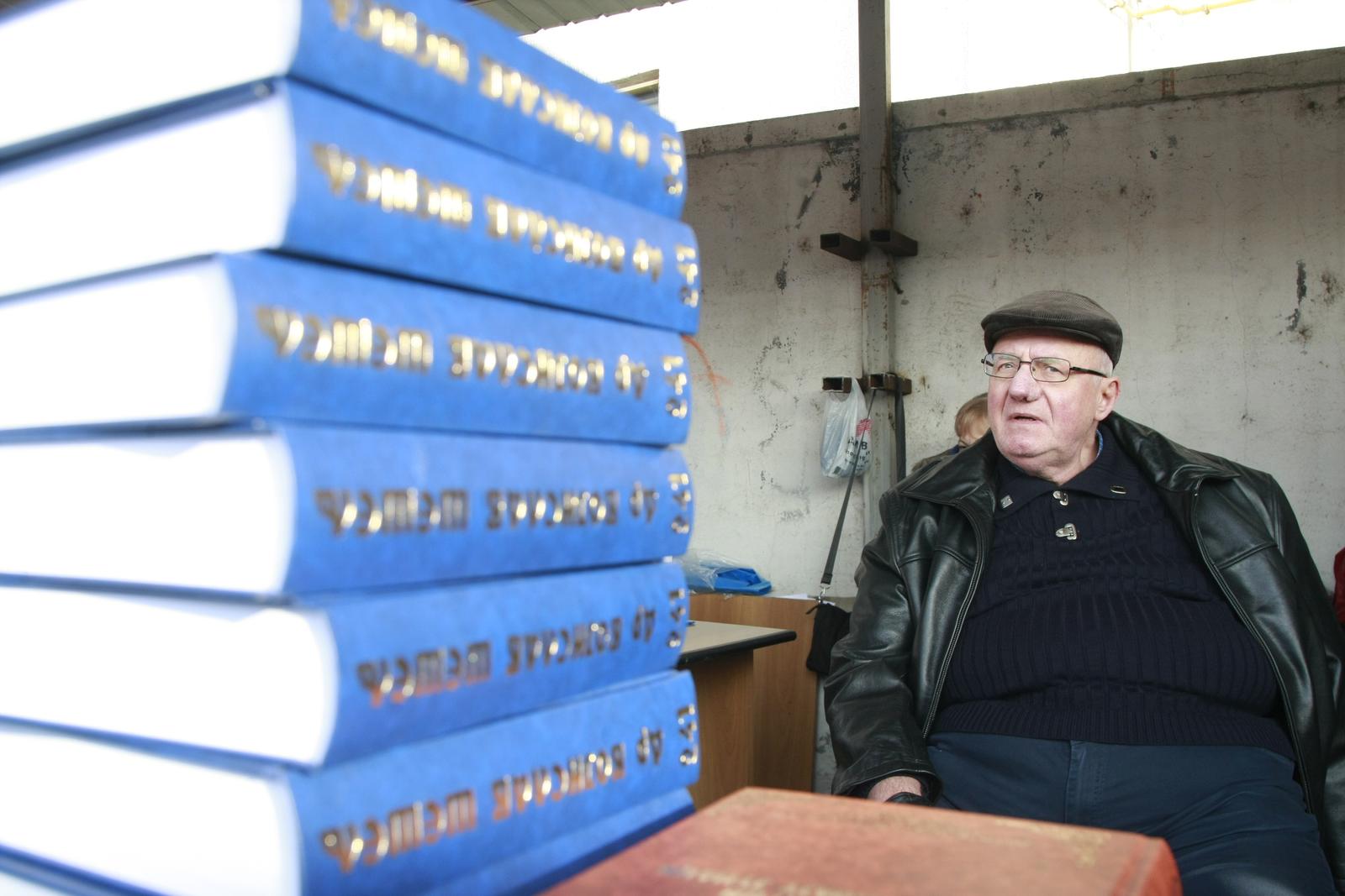 09, December, 2023, Belgrade -At the market in Batajnica, the Serbian Radical Party distributed free books authored by its leader Vojislav Seselj as part of the pre-election campaign. Vojislav Seselj. Photo: Milos Tesic/ATAImages

09, decembar, 2023, Beograd -  Kod pijace u Batajnici Srpska radikalna stranka je u okviru predizborne kampanje besplatno delila knjige ciji je autor njen lider Vojislav Seselj. Photo: Milos Tesic/ATAImages Photo: Milos Tesic/ATAImages/PIXSELL