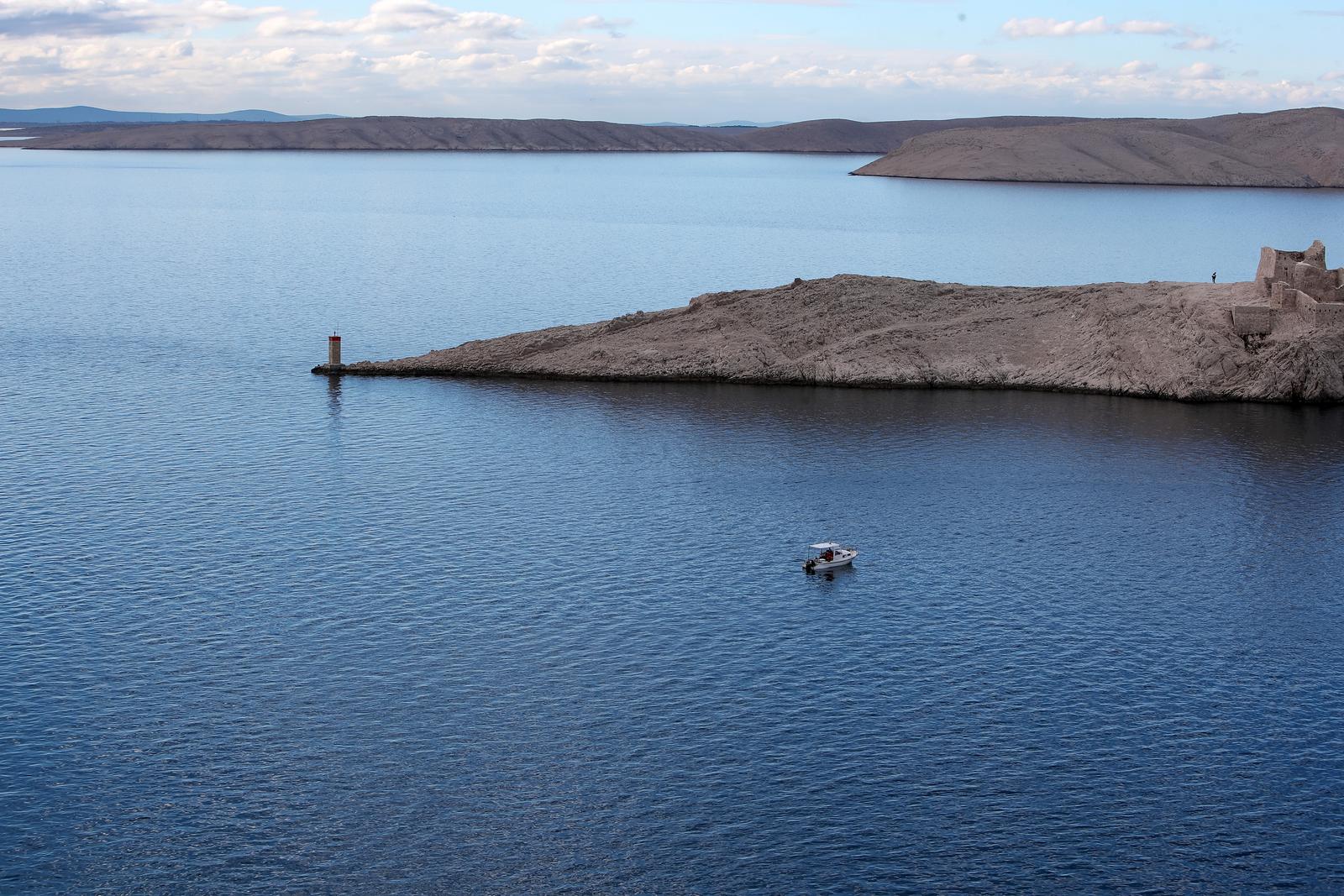 09.12.2023., Rtina - Potraga za nestalim ribarem zavrsila tragicno. Tijelo nestalog 29-godisnjeg ribara iz Rtine pronadjeno je u prijepodnevnim satima kod Paskog mosta. Photo: Sime Zelic/PIXSELL