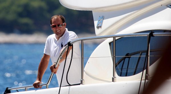 08.08.2010., Hvar - Igor Stimac sa djevojkom Lanom Bucat dosao je na Hvar i popio kavu sa svojim prijateljem Pjerinom Bebicem.rPhoto: Marko Lukunic/PIXSELL