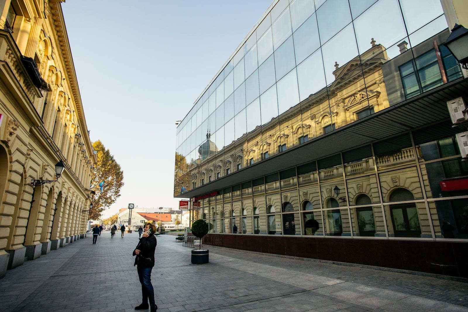 27.10.2021., Vukovar - Vukovar-mjesto posebnog domovinskog pijeteta. Blizi se 30. godisnjica okupacije Vukovara i suzivot se polako vraca u ovaj grad iako su ratne rane jos uvijek prisutne. U samom centru grada vidljivi su kontrasti obnovljenih i neobnovljenih zgrada. Photo: Emica Elvedji/PIXSELL